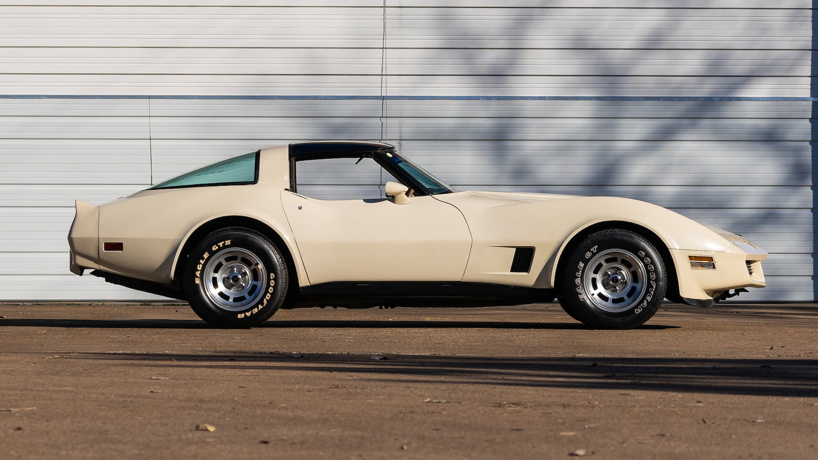 Click to Enlarge-Esc to Close Corvette Generations/C3/C3 1981 Beige Right 2.jpg